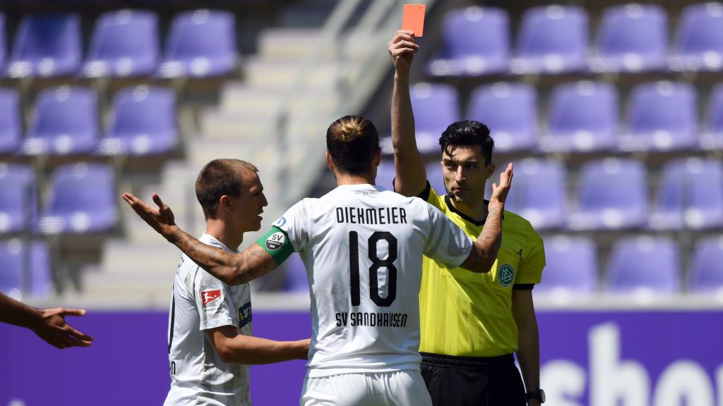 Dennis Diekmeier menerima kartu merah di laga Erzgebirge Aue vs Sandhausen Copyright: © Robert Michael/Pool via Getty Images