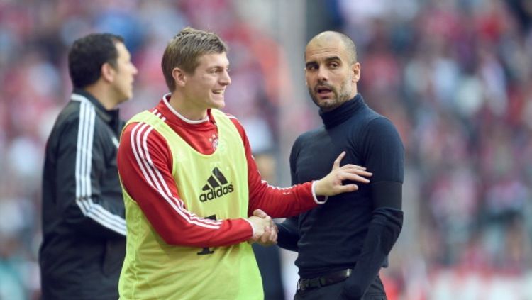 Toni Kroos (kiri) dan Pep Guardiola saat masih di Bayern Munchen pada tahun 2013 lalu. Copyright: © L. Baron/GettyImages