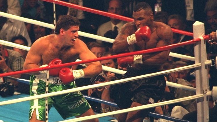 Aksi agresif Peter McNeeley di atas ring saat berduel dengan Mike Tyson tahun 1995 yang lalu. Copyright: © Chris Farina/Corbis via Getty Images