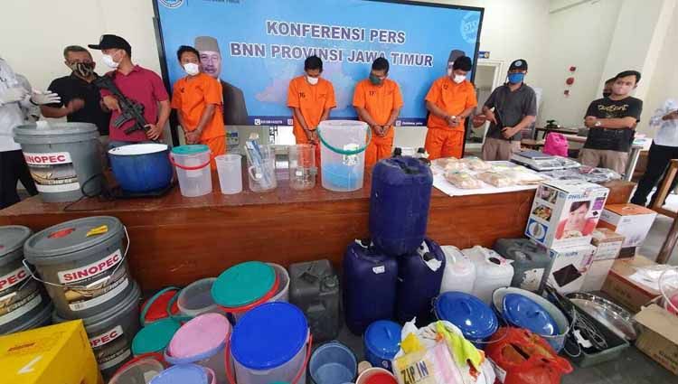 Pemain klub Liga 2 PSHW, M. Choirul Hadirin bersama dengan empat orang lainnya yang tertangkap melakukan transaksi narkoba. Copyright: © BNN Provinsi Jawa Timur