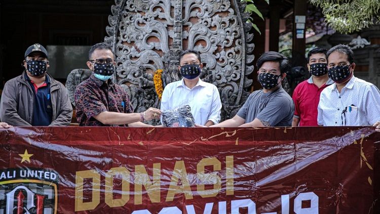 Prosesi penyerahan 25.000 masker non medis dari Bali United kepada Pemerintah Kota Denpasar. Copyright: © Dok. Bali United