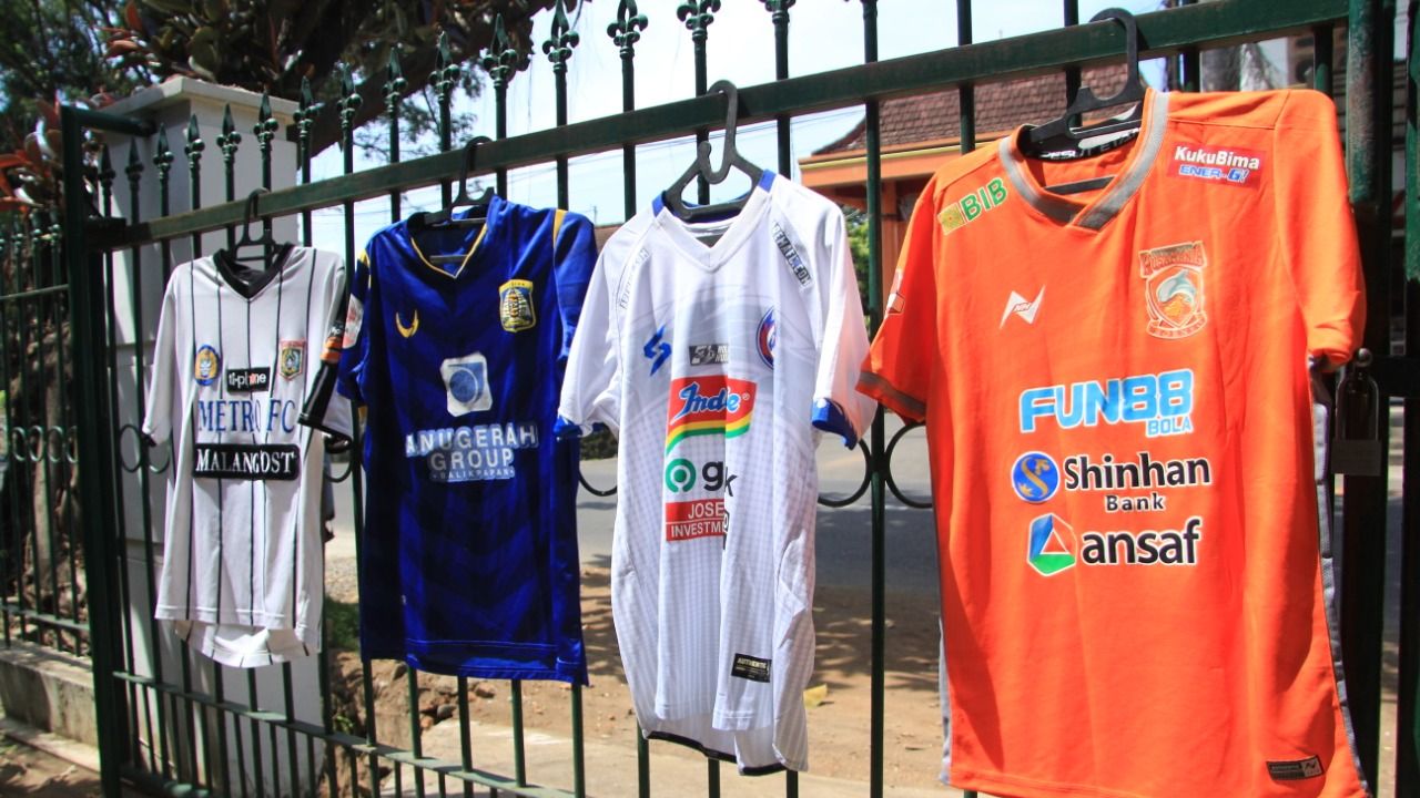 Jersey oranye Borneo FC milik Edy Gunawan. Copyright: © Dokumentasi Dokjreng FC