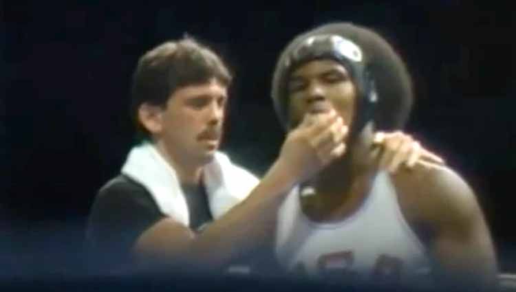 Berikut ini ada sebuah kisah kelam legenda tinju Amerika Serikat Mike Tyson yang pernah 'gagahi' bocah berusia 11 tahun hingga nyaris mati ditembak. Copyright: © thesun.co.uk