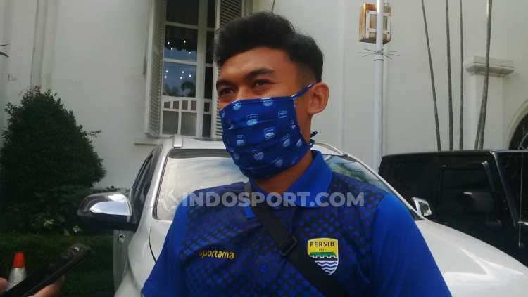 Gelandang klub Liga 1 Persib Bandung, Abdul Aziz, merasakan beberapa perbedaan pada Ramadan tahun ini, diantaranya aktivitas yang lebih banyak dilakukan di rumah. Copyright: © Arif Rahman/INDOSPORT