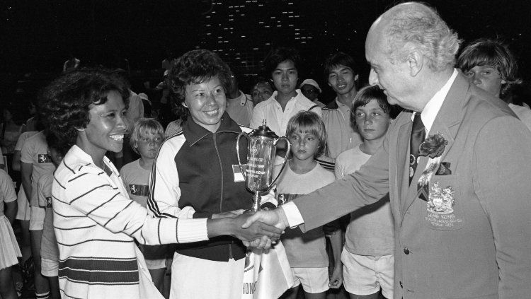 Lita Liem Sugiarto dan Yolanda Sumarno saat menjuarai Hong Kong Invitation Hardcourt Tennis Championships 1978. Copyright: © Sunny Lee/South China Morning Post via Getty Images