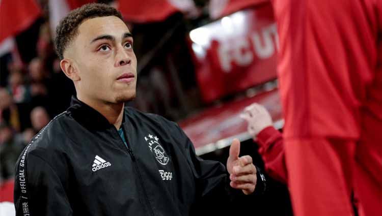 Bayern Munchen siap menikung Barcelona dalam mendatangkan pemain Ajax Amsterdam, Sergino Dest, usai melepas Thiago Alcantara ke Liverpool. Copyright: © Erwin Spek/Soccrates/Getty Images