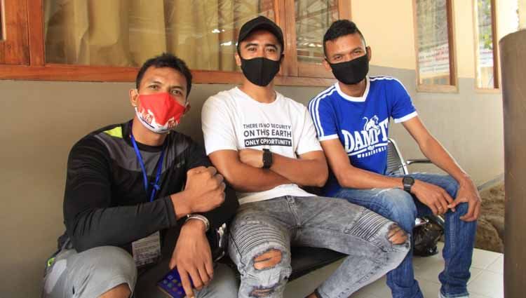 Dokjreng FC masih akan terus melakukan penggalangan dana dengan cara lelang jersey, untuk membantu penanganan wabah virus corona di Indonesia. Copyright: © Dokumentasi Dokjreng FC