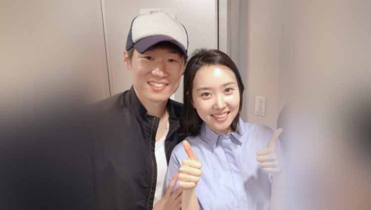 Cerita tentang eks pemain Manchester United, Park Ji Sung melamar istri tercintanya, Kim Min Ji secara romantis di sebuah museum di Korea Selatan Copyright: &copy; channels.vlive.tv
