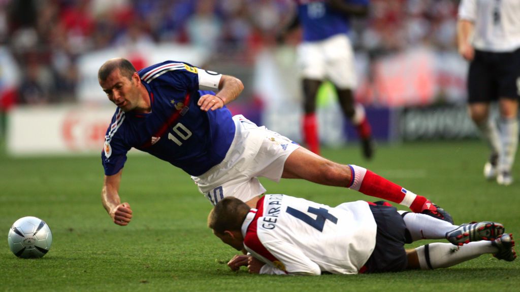 Zinedine Zidane vs Steven Gerrard di Euro 2004 Copyright: © Matthew Ashton/EMPICS via Getty Images