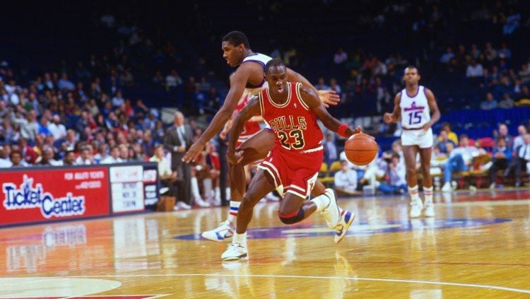 Michael Jordan saat masih aktif sebagai pemain NBA. Copyright: © Focus on Sport/Getty Images