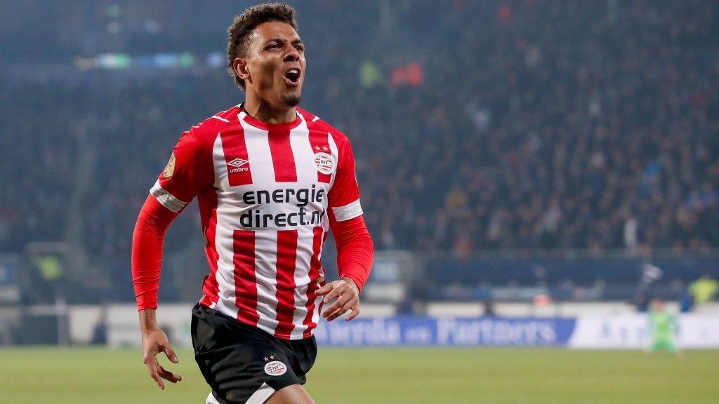 Arsenal membuka peluang memulangkan kembali penyerang Donyell Malen dari klub Eredivisie Belanda, PSV Eindhoven, setelah menjualnya dengan murah 3 tahun lalu. Copyright: © Edwin van Zandvoort/Soccrates/Getty Images