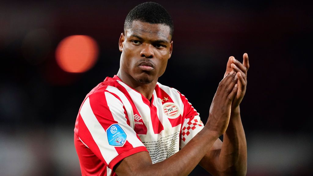 AC Milan harus mencari bek kanan lain untuk diboyong di bursa transfer ini setelah PSV Eindhoven memastikan mereka takkan menjual Denzel Dumfries. Copyright: © Photo Prestige/Soccrates/Getty Images