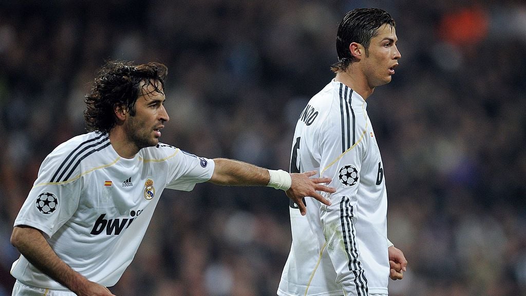 Raul Gonzalez dan Cristiano Ronaldo saat masih membela Real Madrid Copyright: © Jasper Juinen/Getty Images