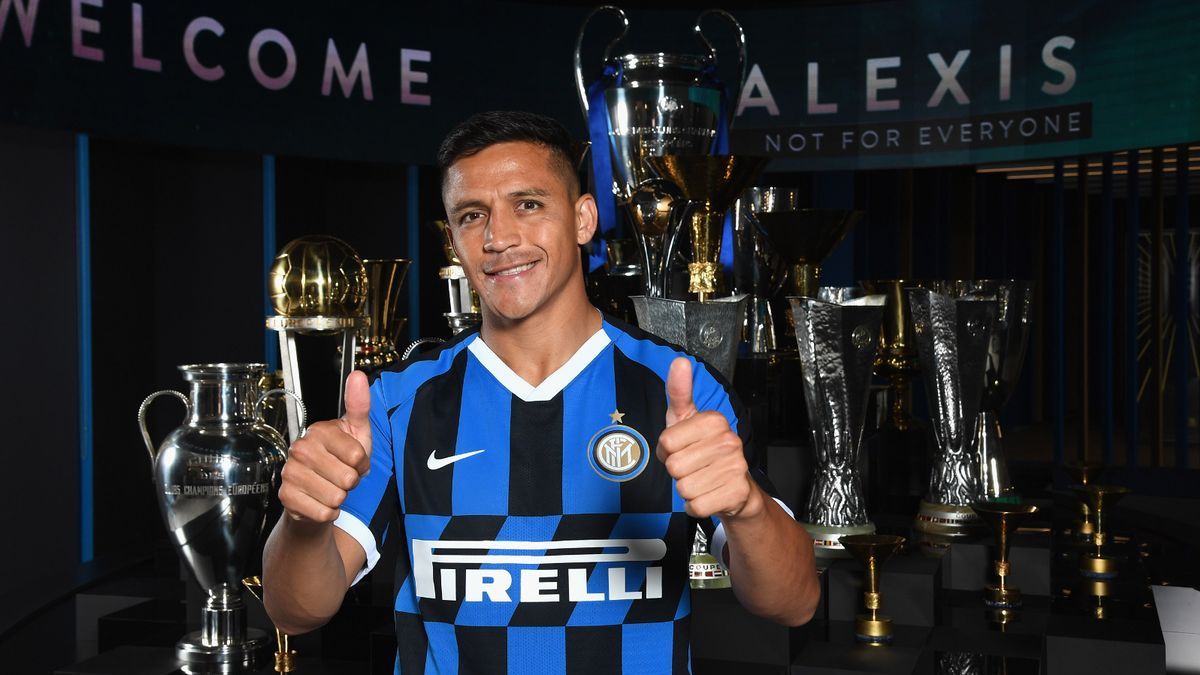 Pelatih Manchester United, Ole Gunnar Solskjaer, senang akan kesepakatan yang ditempuh klub dengan Inter Milan dalam hal transfer permanen Alexis Sanchez. Copyright: © Inter via Getty Images