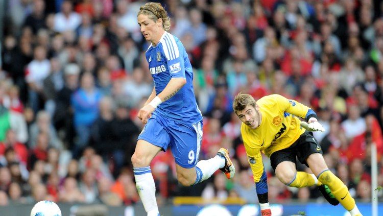 Mantan bintang klub Liga Inggris, Chelsea, Fernando Torres (kiri) saat melewati kiper Manchester United, David De Gea. Copyright: © Darren Walsh/Getty Images