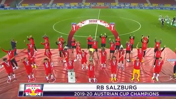 Liverpool bisa meniru aksi social distancing ala para pemain RB Salzburg setelah sukses meraih juara Piala Austria. Copyright: © Twitter/beINSPORTSUSA