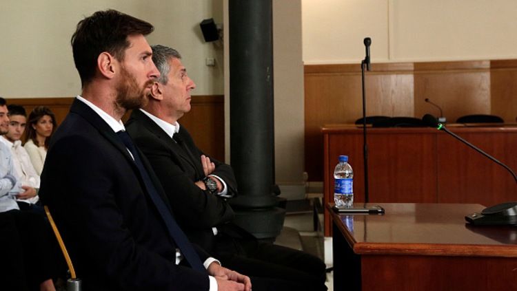 Lionel Messi dan ayahnya, Jorge Messi saat disidang karena berurusan dengan pajak di Spanyol Copyright: © Pool/GettyImages