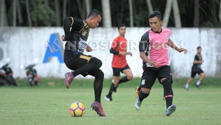 Pertandingan yang dilakoni oleh Dokjreng FC. Copyright: © Ian Setiawan/INDOSPORT