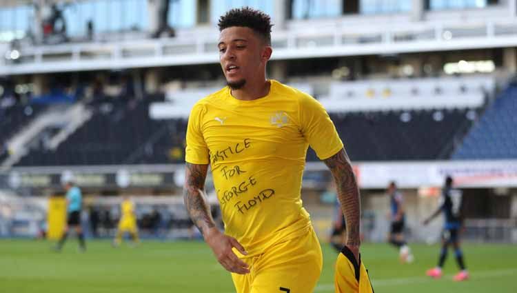 Pemain Borussia Dortmund, Jadon Sancho usai mencetak gol untuk timnya pada pertandingan Bundesliga antara SC Paderborn vs Borussia Dortmund di Benteler Arena, Minggu (31/05 2020) di Paderborn, Jerman. Copyright: © Lars Baron/Getty Images