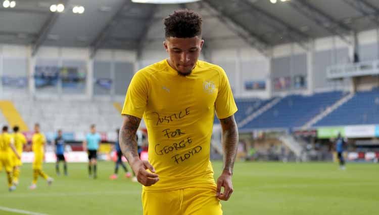 Pemain Borussia Dortmund, Jadon Sancho usai mencetak gol untuk timnya pada pertandingan Bundesliga antara SC Paderborn vs Borussia Dortmund di Benteler Arena, Minggu (31/05 2020) di Paderborn, Jerman. Copyright: © Lars Baron/Getty Images