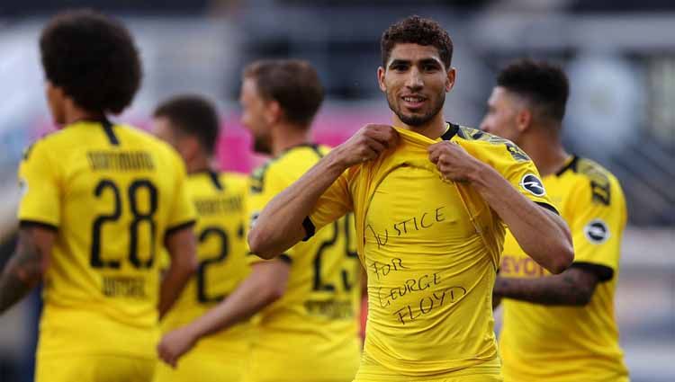 Selebrasi pemain Borussia Dortmund, Achraf Hakimi Mouh usai mencetak gol keempat untuk timnya pertandingan Bundesliga antara SC Paderborn vs Borussia Dortmund, Minggu (31/05 2020) di Benteler, Jerman. Copyright: © Lars Baron/Getty Images