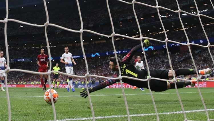 Momen saat Divock Origi mencetak gol ke gawang Hugo Lloris di menit akhir jalannya pertandingan Copyright: © Jan Woitas/picture alliance via Getty Images