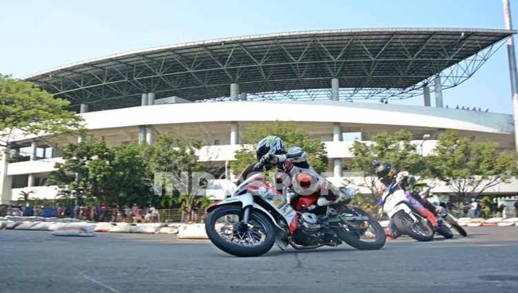 Pandemi COVID-19 atau virus Corona yang menghantam berbagai negara termasuk Indonesia membuat berbagai event olahraga termasuk Motorace Jateng 2020 terganggu. Copyright: © Ronald Seger Prabowo/INDOSPORT