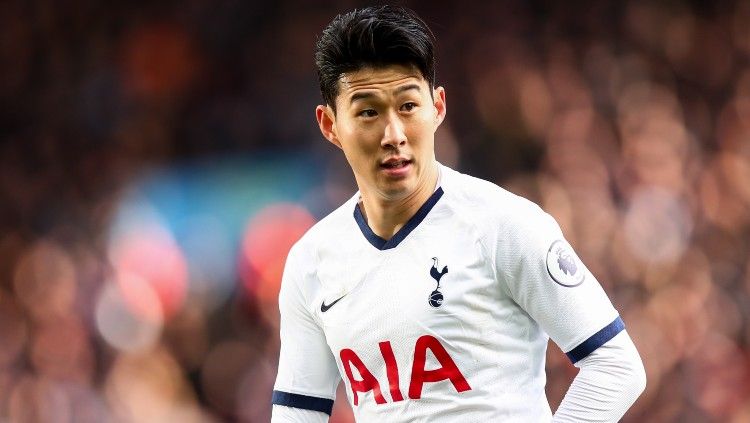 Bintang Tottenham Hotspur, Son Heung-min, meraih penghargaan gol terbaik Liga Inggris 2019/2020 berkat gol solo run melewati 6 pemain Burnley. Copyright: © Robbie Jay Barratt - AMA/Getty Images
