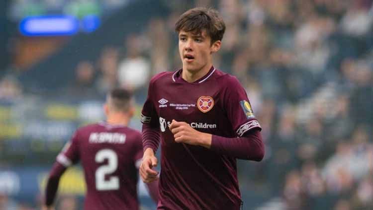 Bayern Munchen semakin dekat dan berkesempatan besar untuk segera mendatangkan wonderkid Skotlandia yang saat ini bermain untuk Hearts, Aaron Hickey. Copyright: © sns