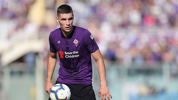 Klub Serie A Italia, AC Milan, masih terus berusaha untuk mendatangkan bek tengah Fiorentina, Nikola Milenkovic, pada bursa transfer musim panas ini. Copyright: © Getty images