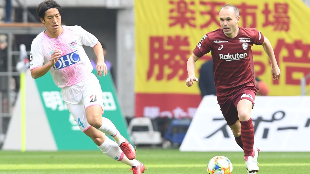 Mu Kanazaki (kiri), pemain Liga Jepang yang positif terkena virus corona, saat mengawal pergerakan Andres Iniesta. Copyright: © Masashi Hara/Getty Images