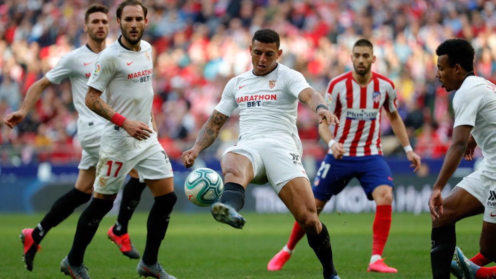 Klub sepak bola Liga Inggris, Manchester City ternyata mengincar bek Sevilla bernama Diego Carlos untuk memperkuat lini belakang. Copyright: © DeFodi Images via Getty Images