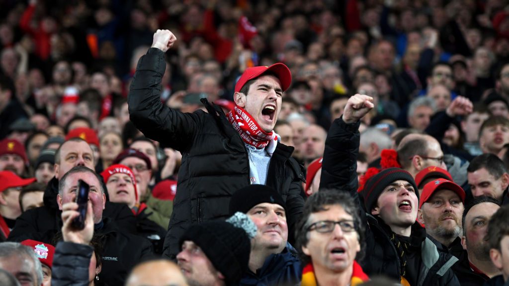Luapan kegembiraan fans Liverpool. Copyright: © Michael Regan - UEFA/UEFA via Getty Images