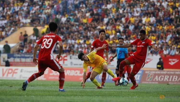Virus corona membuat Liga Vietnam kembali ditunda setelah sebelumnya suporter bahkan diperbolehkan hadir untuk menonton langsung ke stadion. Copyright: © channelnewsasia