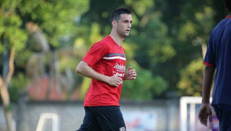 Nemanja Vidakovic pernah jadi idola bagi Semeton Dewata. Penyerang asal Serbia ini menjadi top skor Bali United saat berlaga di Indonesia Soccer Championship. Copyright: © Ofisial Bali United