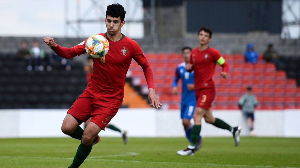 Tomas Araujo, pemain bidikan AC Milan saat membela Timnas Portugal. Copyright: © Piaras Ó Mídheach/Sportsfile via Getty Images