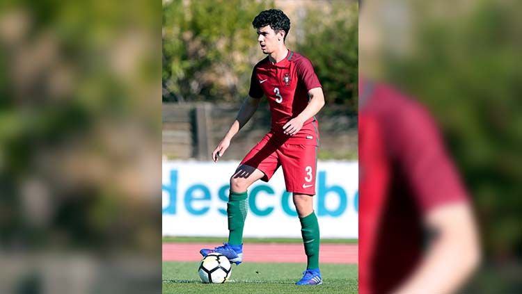 Tomas Araujo, pemain berpaspor Portugal yang saat ini memperkuat di kompetisi domestik, Benfica. Copyright: © Getty images