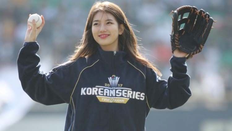 Penampilan Suzy Di Pertandingan Baseball. Copyright: © wowkeren