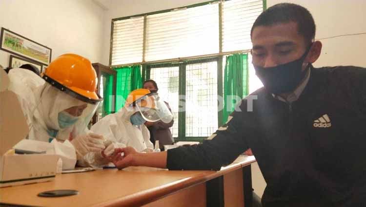Kapten klub Liga 2 PSMS Medan, Legimin Raharjo menjalani rapid test virus corona. Copyright: © Aldi Aulia Anwar/INDOSPORT