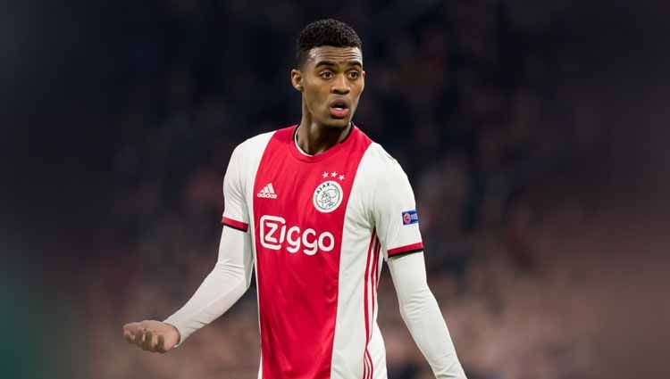 Kiprah wonderkid Ajax Amsterdam, Ryan Gravenberch, yang jadi incaran AC Milan ternyata sempat bikin keok bintang naturalisasi PSM Makassar. Copyright: © Alex Gottschalk/DeFodi/Getty Images