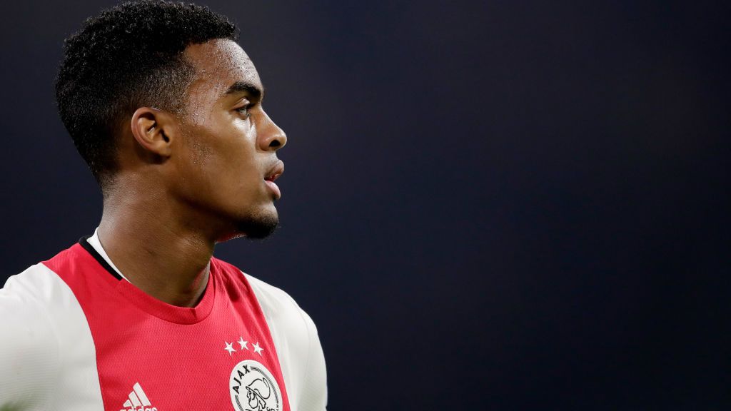 Mengenal lebih dekat sosok wonderkid Ajax, Ryan Gravenberch, yang dikaitkan dengan dua klub raksasa, Barcelona dan Juventus, di bursa transfer. Copyright: © Laurens Lindhout/Soccrates/Getty Images