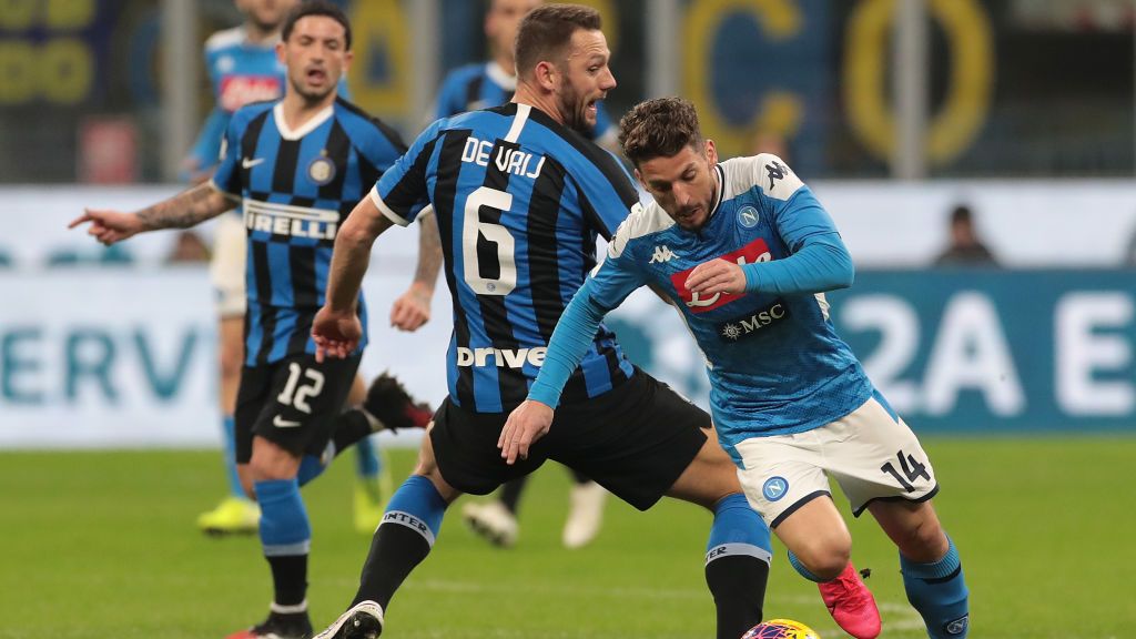 Stefan De Vrij mencoba menghentikan Dries Mertens di laga Inter Milan vs Napoli Copyright: © Emilio Andreoli/Getty Images