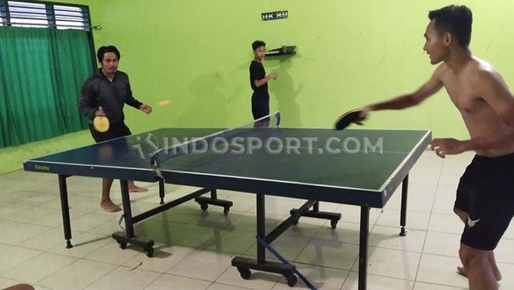 Pemain PSMS Medan, Yuda Risky Irawan (kanan) bermain tenis meja bersama rekan setimnya Andre Sitepu (kiri), usai lakoni latihan perdana. Copyright: © Aldi Aulia Anwar/INDOSPORT