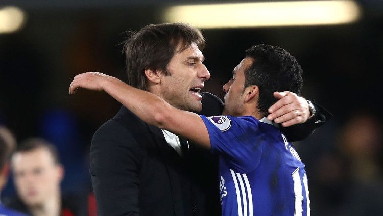 Mantan pelatih The Blues Antonio Conte (kiri) dan winger Chelsea Pedro Rodriguez (kanan). Copyright: &copy; Clive Rose/Getty Images