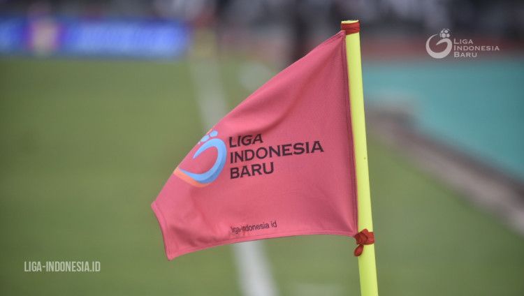 Tiang sudut lapangan dengan logo PT Liga Indonesia Baru (LIB). Copyright: © liga-indonesia.id