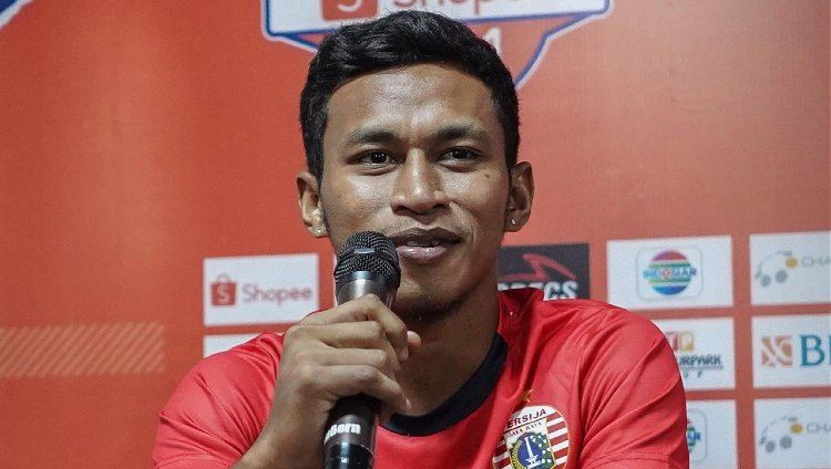 Pemain klub Liga 1 2020 Persija Jakarta, Osvaldo Haay, mempunyai cara unik untuk menjalani latihan mandiri yang diwajibkan tim pelatih. Copyright: © persija.id