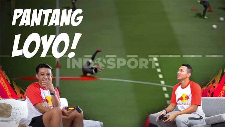 Dua tokoh Timnas Indonesia, Beny Wahyudi dan Dendi Santoso beradu skill sepak bola virtual di sebuah tantangan video game menarik. Copyright: © Ridho/INDOSPORT