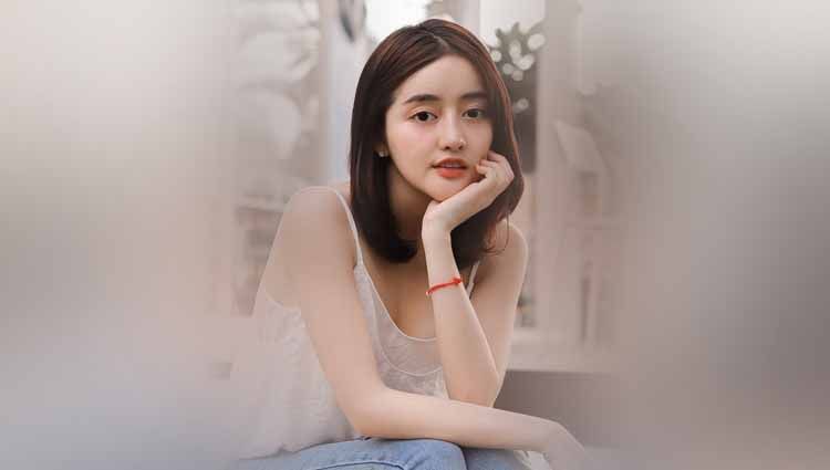 Pakai Jersey Liverpool, Selebgram Thailand Ini Buat Jantung Berdebar - INDOSPORT