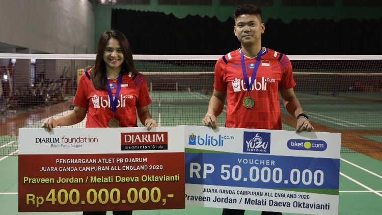Ganda campuran Indonesia, Praveen Jordan dan Melati Daeva mendapatkan bonus dari PB Djarum. Copyright: © Humas PBSI