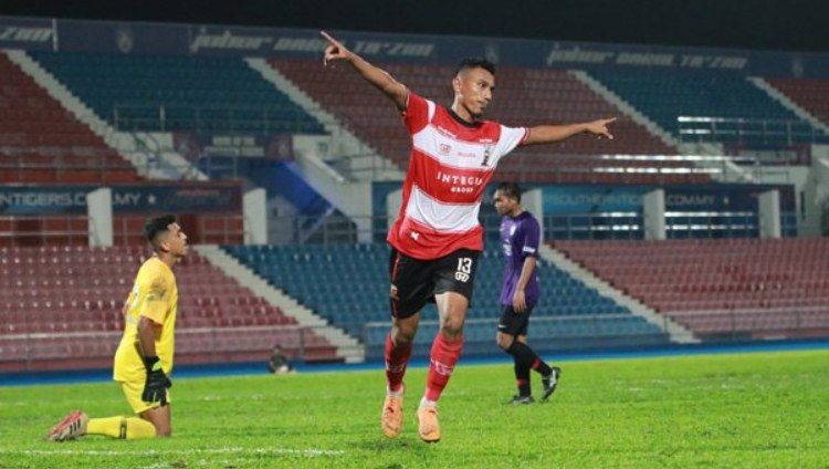 Momen bobol gawang Johor Darul Ta'zim II (JDT) jadi pembangkit gairah bintang Madura United Rivaldi Bawuo untuk rebut tempat utama. Copyright: © maduraunitedfc.com